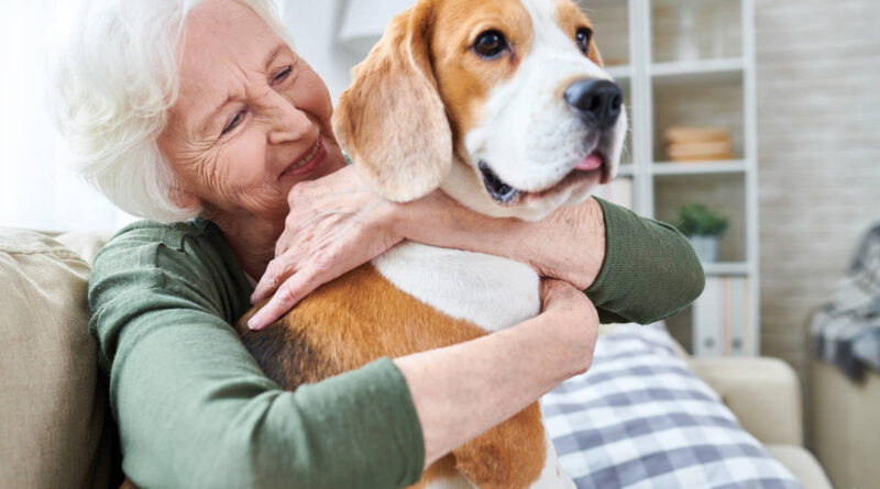 Oudere vrouw knuffelt hond